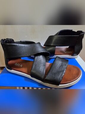 Women's Black Cross-Strap Sandals - Casual Slip-On